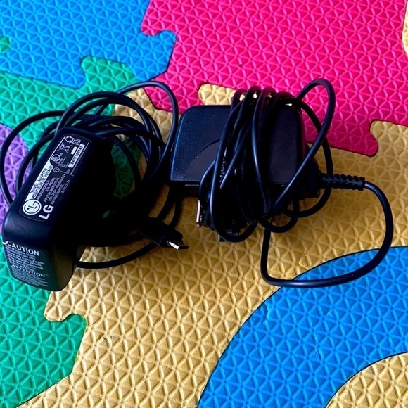 Bundle of 2 LG travel adapters, model STA -P52W input 100 to 240 V - Picture 2 of 6